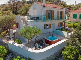 Uniquely designed Villa Ivana with outdoor Jacuzzi nearby the pebble Banje beach at the Island of Solta, ξενοδοχείο σε Rogač