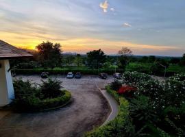 ศูนย์อบรม Greatland Glamping Khao Yai Resort, hotel v destinaci Ban Tha Chang