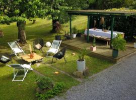 Hotel fotoğraf: Ferme en pierres avec jardin 11 personnes !