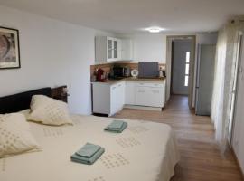 Hotel fotoğraf: Maison d'hotes - chambre-kitchenette-salle de bain-espace extèrieur