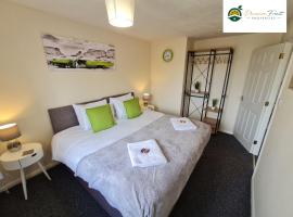 A picture of the hotel: 3 Bedroom House at Low rate- near Coventry City Centre with Wi-fi Netflix Unlimited, driveway parking by Passion Fruit Properties- 16RWC