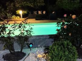 होटल की एक तस्वीर: jolie Mazet avec piscine privée !