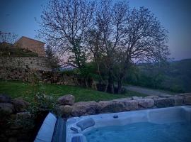 होटल की एक तस्वीर: Maisonnette jardin jacuzzi au cœur de Chambles