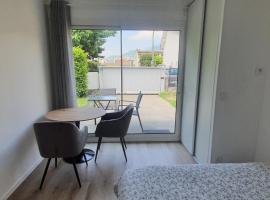 ホテル写真: Studio calme dans villa habitée, parking disponible et sûr