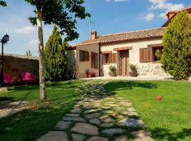 Foto di Hotel: Entreacebedas rural&vacaciones, alojamientos con jardín a una hora de Madrid GASTRONOMÍA Y AHORRO