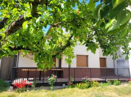 호텔 사진: Casa Julio, bonita casa reformada con terraza y jardin privado