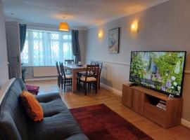 Hotel Photo: Melo House Grove-Huku Kwetu Spacious - Luton & Dunstable -4 Bedroom-L&D Hospital - Suitable & Affordable Group Accommodation - Business Travellers