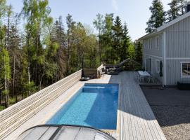 होटल की एक तस्वीर: Spacious accommodation near Stockholm with heated pool