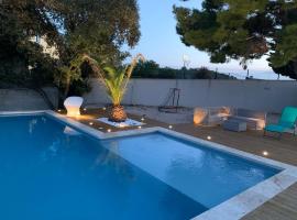 Hotel Foto: Villa avec piscine à débordement - vue exceptionnelle du Mont Ventoux - Saint saturnin les Avignon