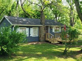 Hotel foto: Cozy Lakefront Cottage Getaway Branson MO.