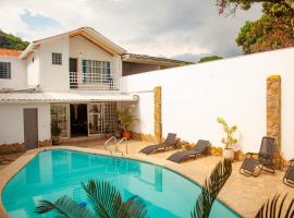 รูปภาพของโรงแรม: Exclusiva casa de dos pisos con piscina privada