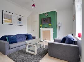 Hotel Photo: Modern and Spacious 3-Bedroom House - Free Parking, Fast Wi-Fi, Ideal for up to 7 Guests