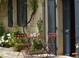 Hotel fotoğraf: Un jardin et trois maisons