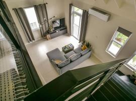 Choose To Be Happy at EI8HT - Super Studios and 1-BR Penthouse Apartment, hotel en Kingston
