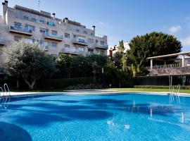 A picture of the hotel: UrbanChicMalaga Torremolinos 3-Bedroom Sea Mountain Views, Pool, Parking