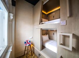 होटल की एक तस्वीर: CUBE Boutique Capsule Hotel at Kampong Glam