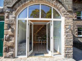 Hotel Photo: Stunning stone coach house