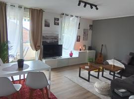 A picture of the hotel: Stylish 1-bedroom flat with beautiful terrace , for a cosy Retreat