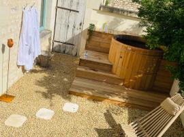 Foto di Hotel: Gîte verveine bain nordique jacuzzi l écrin de verdure chinon