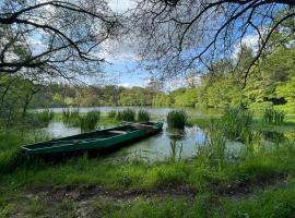 होटल की एक तस्वीर: Gites dans le parc classé du Martreil