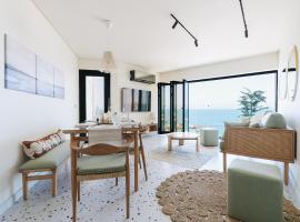 A picture of the hotel: Designer Seaview Condo in Gleem