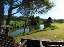 Foto di Hotel: Riverbend Cottage Cabin - Little Heaven