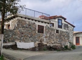 Hotel fotoğraf: THE ROCK HOUSE - Beautiful countryside with mandarins oranges and olive trees,. Near Limassol at Eptagonia village.