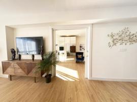 Foto di Hotel: Miramar Luxurious flat, 3 double rooms, free parking, terrace, completely new