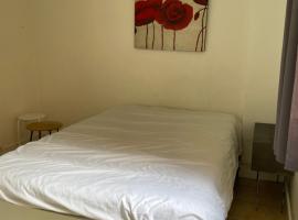 Gambaran Hotel: Chambre cour