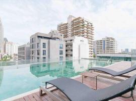 รูปภาพของโรงแรม: Stylish 1 Bedroom, Nice pool,Bts Asok, Sukhumvit