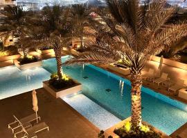 Hotel Foto: Charming 1-Bed Loft with Serene Pool View, Steps from the Beach