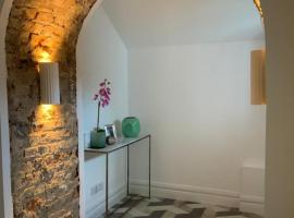 Hotel Photo: Luxurious 2 bedroom apartment with sea view in Monkstown