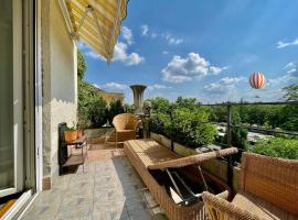 Ξενοδοχείο φωτογραφία: Villa with terrace overlooking the city park