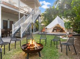 Hotel Photo: Stunning Beach House & Glamping tent - Sunshine Coast
