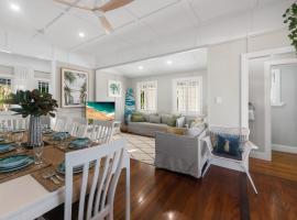 Hotel Photo: Stunning 4 Bedroom Beach House - Dicky Beach Original