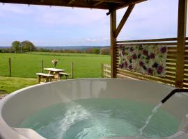 Hotel Foto: West Wood Yurts Ltd