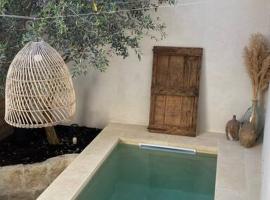Fotos de Hotel: Maison de village avec petite piscine.
