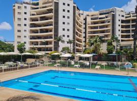 Hotel Foto: Amazing Apartment in Raanana & Swimming pool and Jacuzzi