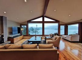 รูปภาพของโรงแรม: Deep Cove Stunning Waterfront Whole House