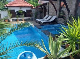 Hotel Foto: Stariya oreh pool & garden