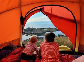 รูปภาพของโรงแรม: Haramsøy One Night Glamping- Island Life North- overnight stay in a tent set up in nature- Perfect to get to know Norwegian Friluftsliv- Enjoy a little glamorous adventure