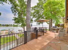 Foto do Hotel: Pet-Friendly Grove Vacation Rental with Boat Dock!