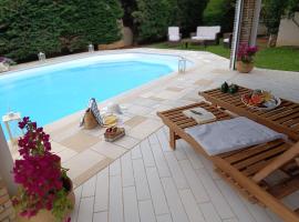 Hotel fotografie: Celestial Azure Villa, your Athenian Country House Retreat