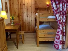 L'appartement LES BOSSONS en lisière de forêt dans le chalet Génépi, hotell sihtkohas Arêches