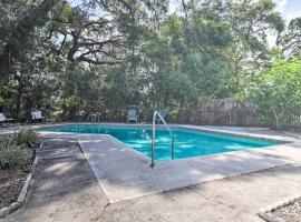 מלון צילום: Pool home sleeps 6 with large fenced yard