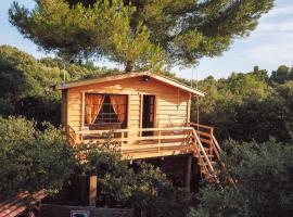 รูปภาพของโรงแรม: Cabane dans les arbres au coeur d'un vignoble