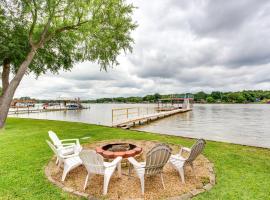 Hotelfotos: Lakefront Mabank Home with Hot Tub and Dock