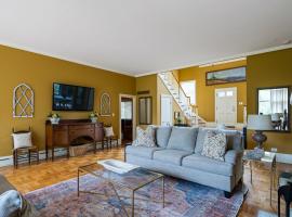 Hotel Photo: Luxury Farmhouse in the Heart of Historic Downtown