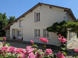 Foto di Hotel: Gîte Montboyer, 4 pièces, 6 personnes - FR-1-653-187