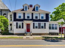 Fotos de Hotel: Historic Warren Vacation Rental Walk to Beaches!